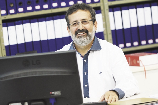 Hoje é dia de abraçar um querido amigo e parceiro que está aniversariando: Dilmar Augusto Campos, o experiente comandante do Escritório Pires-Audac. Ele é casado com a Elaine Justiniano Reis Campos e papai das bonitas jovens Letícia e Eleonora. Tudo de bo